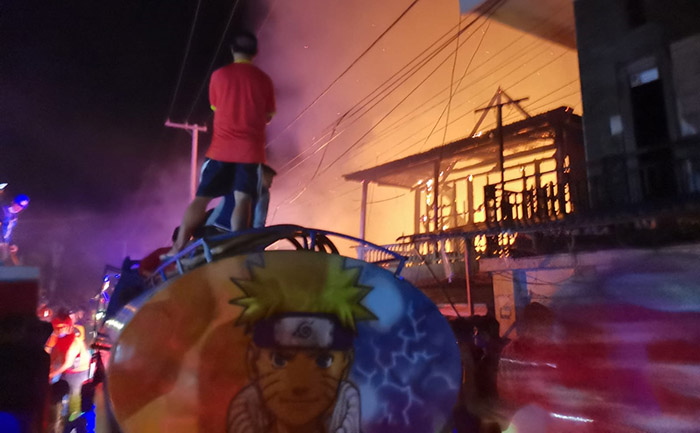 KOBARAN API: Musibah kebakaran yang terjadi di pemukiman padat penduduk di Jalan Cik Ditiro RT 21 Nunukan, Minggu malam (7/11) sekitar pukul 19.45 wita.
