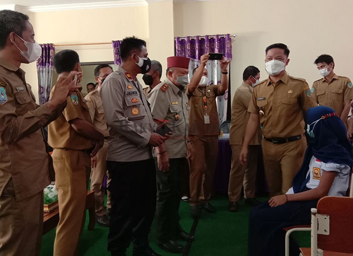PEDULI PENDIDIKAN: Bupati KTT Ibrahim Ali (dua dari kanan) saat memantau pelaksanaan vaksinasi di SMP Terpadu Sesayap Hilir, Senin (20/9).