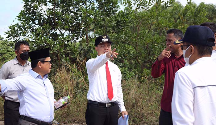 TINJAU LOKASI: Usai upacara peringatan Hari Pahlawan, Bupati KTT Ibrahim Ali (bertopi) menyempatkan ke lokasi pembangunan pusat pemerintahan, Rabu lalu (10/11).