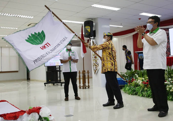 EMBAN AMANAH: Jabatan Ketua DPD HKTI Kaltara dipercayakan kepada Gubernur Kaltara Drs H Zainal Arifin Paliwang SH M.Hum (berbatik), ditandai dengan penyerahan bendera HKTI, Kamis lalu (11/11).