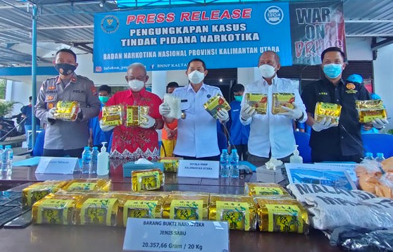 PENYELUNDUPAN SABU: Tim gabungan dari BNNP Kaltara dan Bea Cukai Tarakan saat memperlihatkan barang bukti narkotika jenis sabu yang diamankan pada 21 Mei lalu.