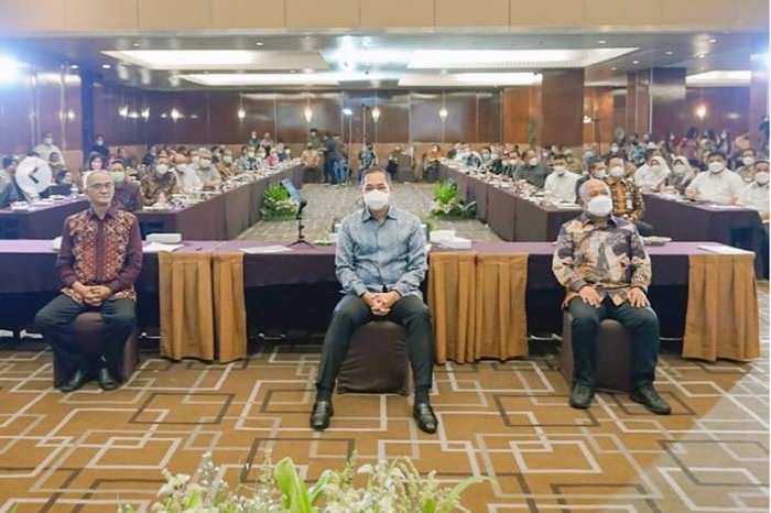 Menteri Perdagangan Muhammad Lutfi (tengah) Rapat Koordinasi Nasional (Rakornas) Barang Kebutuhan Pokok menjelang Natal 2021 dan Tahun Baru 2022 di Bandung, Jawa Barat, hari ini, Senin (15/11).
