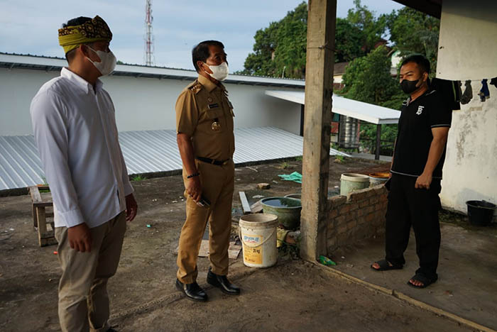 TINJAU ASRAMA: Gubernur Kaltara Drs H Zainal Arifin Paliwang SH M.Hum (tengah) saat meninjau asrama bagi mahasiswa asal Krayan, Kabupaten Nunukan, Senin pekan lalu (8/11).