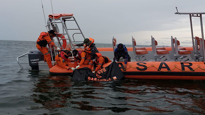 KORBAN DITEMUKAN: Pencarian terhadap korban diduga mengalami kecelakaan laut di sekitar muara PT Idec AWI sudah ditemukan tim SAR gabungan, Senin (15/11).