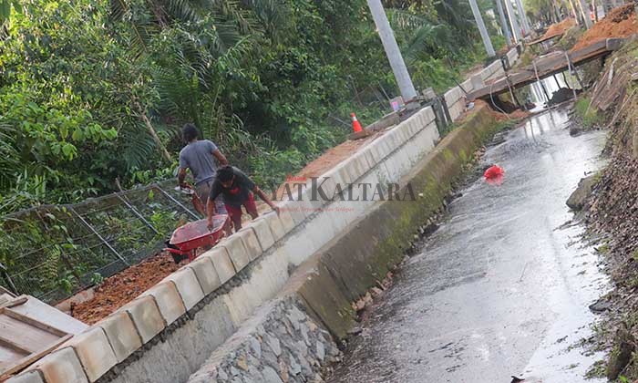 PENGERJAAN LANDSCAPE: Pekerja yang menuntaskan pengerjaan landscape Hutan Kota Bunda Hayati di Tanjung Selor.