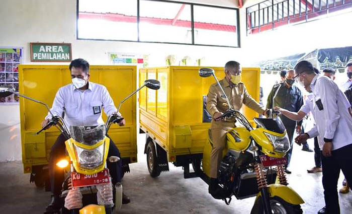 BANTUAN: Dua unit kendaraan roda tiga untuk mendukung operasional TPS3R.
