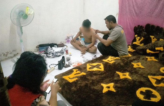 DIGEREBEK: Pasangan yang bukan suami istri diduga lakukan perselingkuhan di kamar kos.