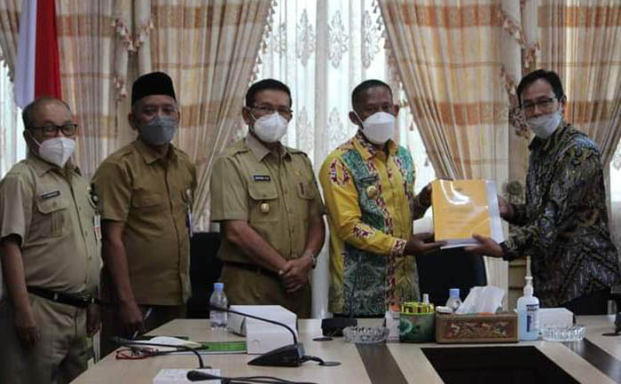 POTENSI PAD: Bupati Bulungan Syarwani (dua dari kanan) menerima dokumen rekomendasi BPK, untuk pengelolaan PAD.