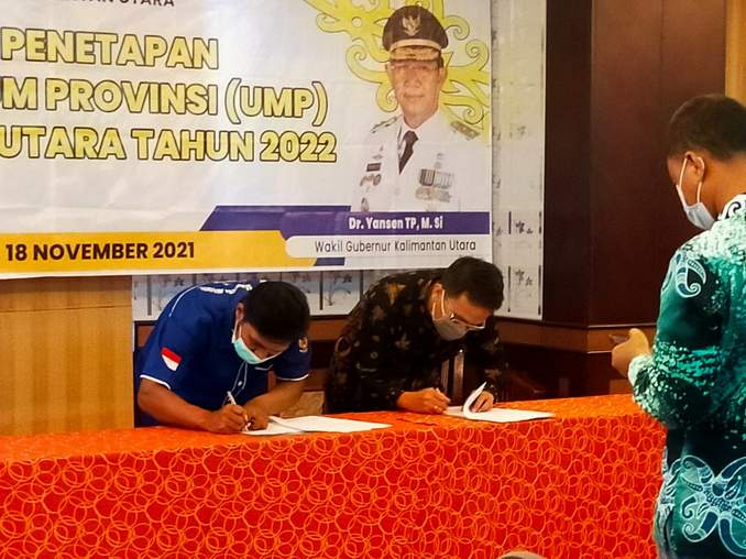 SEPAKAT: Serikat pekerja dan Apindo Kaltara menandatangani berita acara rapat penetapan UMP Kaltara tahun 2022 di Swiss-belhotel Tarakan, Kamis (18/11).