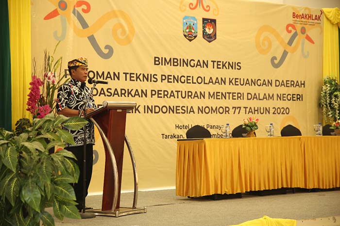 BERI ARAHAN: Gubernur Kalimantan Utara Drs H Zainal Arifin Paliwang SH M.Hum saat menghadiri bimtek keuangan yang digelar di Tarakan, Kamis lalu (18/11).