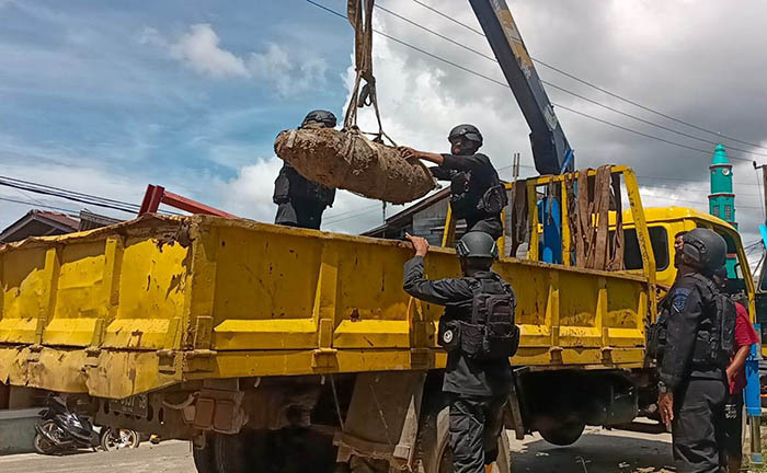 EVAKUASI BOM: Tim Jibom Detasemen Satuan Brimob Polda Kaltara mengamankan penemuan bom diduga sisa peninggalan Perang Dunia II, Minggu (21/11).