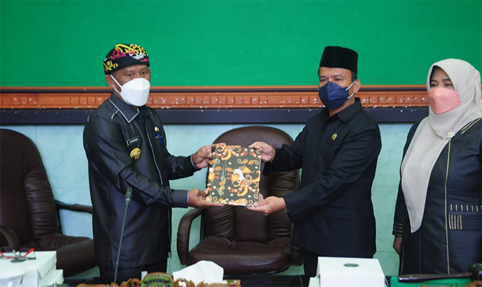 BAHAS APBD 2022: Bupati Bulungan Syarwani (kiri) menyerahkan dokumen nota keuangan rancangan APBD 2022 kepada Ketua DPRD Bulungan Kilat, kemarin (22/11).