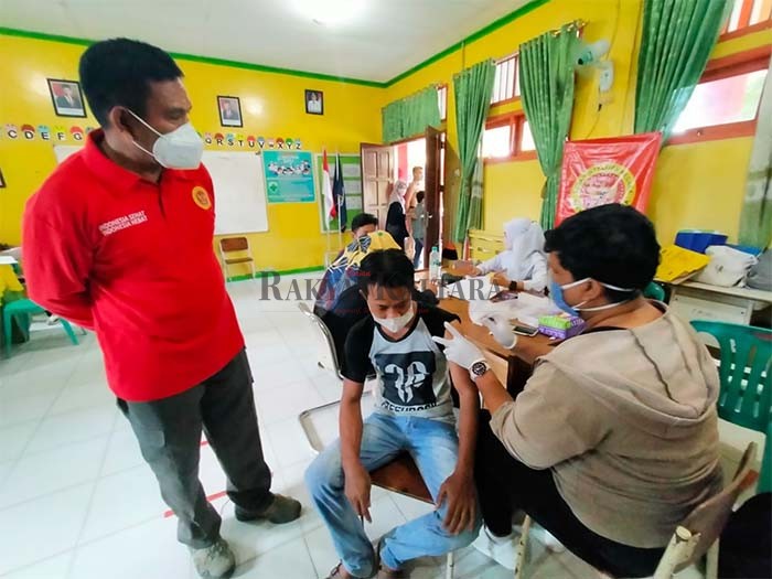 TERUS DIGENJOT: Pelaksanaan vaksinasi di SDN 018 Karang Rejo, Senin (22/11). Pemkot Tarakan siap melaksanakan instruksi Pemerintah Pusat menerapkan PPKM Level 3.