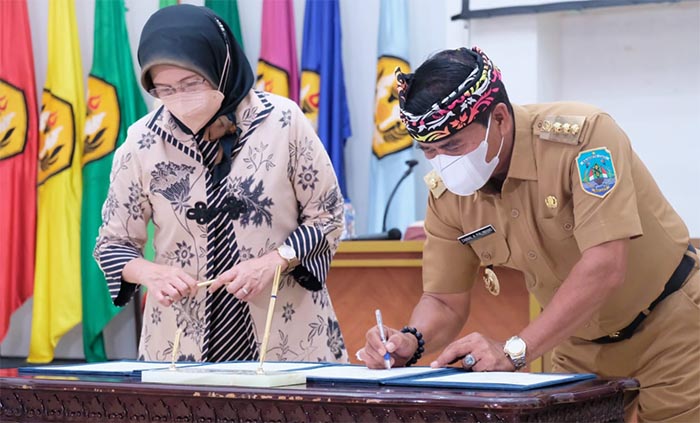 BIDANG PENDIDIKAN: Penandatanganan Nota Kesepahaman oleh Gubernur Kaltara Drs H Zainal Arifin Paliwang SH M.Hum dengan Unpad. Sekaligus menyerahkan cinderamata untuk Rektor Unpad Rina Indiastuti.