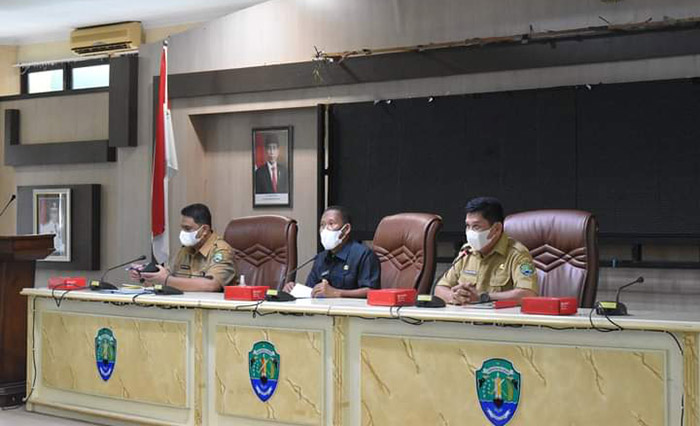 PENYUSUNAN RKA: Bupati Bulungan Syarwani (tengah) saat membuka asistensi RKA-SKPD 2002 yang digelar di Gedung Serbaguna Kantor Bupati, Selasa lalu (23/11).