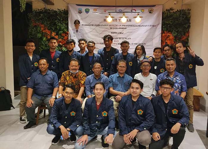 RAMAH TAMAH: Bupati Bulungan Syarwani saat bertemu dengan mahasiswa asal Bulungan yang kuliah di Bandung.