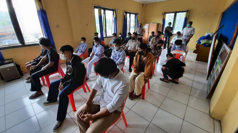 MEDIASI. Orangtua dan siswa yang terlibat tawuran dilakukan mediasi di Polsek Tarakan Barat, Rabu (24/11).(SEPTIAN ASMADI/HRK)