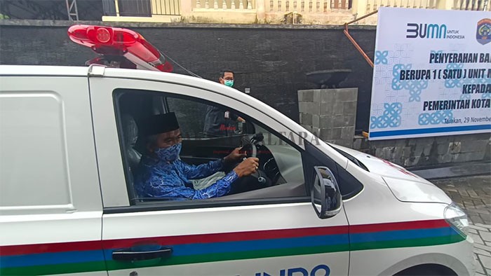 BANTUAN AMBULANS: Wali Kota Tarakan dr Khairul mencoba mengendarai mobil ambulans yang merupakan bantuan dari PT Pelindo IV Tarakan, Senin (29/11).