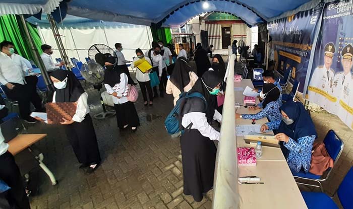 REGISTRASI PESERTA: Sebelum memasuki ruangan laboratorium CAT, peserta diharuskan lakukan registrasi.