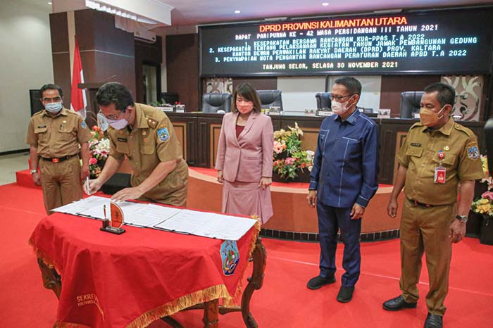 PENANDATANGANAN: Wakil Gubernur Kaltara Dr Yansen TP M.Si menandatangani raperda mengenai APBD tahun 2022 saat paripurna yang terlaksana di Gedung DPRD Kaltara, Selasa (30/11).