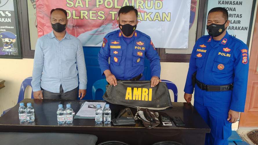 LAKA LAUT. Polisi menunjukan barang bukti  kecelakaan laut di sungai Pamusian, Selasa (30/11).(SEPTIAN ASMADI/HRK)