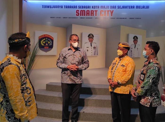 KOORDINASI: Anggota Ombudsman RI Indraza Marzuki Rais (paling kanan) berkoordinasi dengan Pemkot Tarakan terkait antisipasi gelombang ketiga Covid-19.