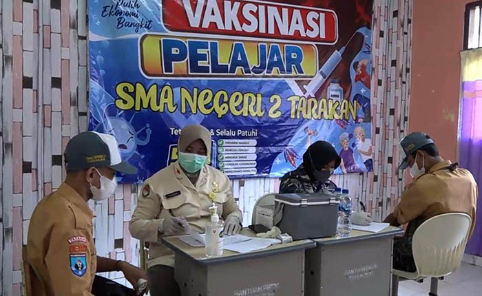 VAKSINASI PELAJAR: Dua sekolah melaksanakan vaksin, Jumat (3/12), untuk mendukung program pemerintah demi kelancaran PTM.