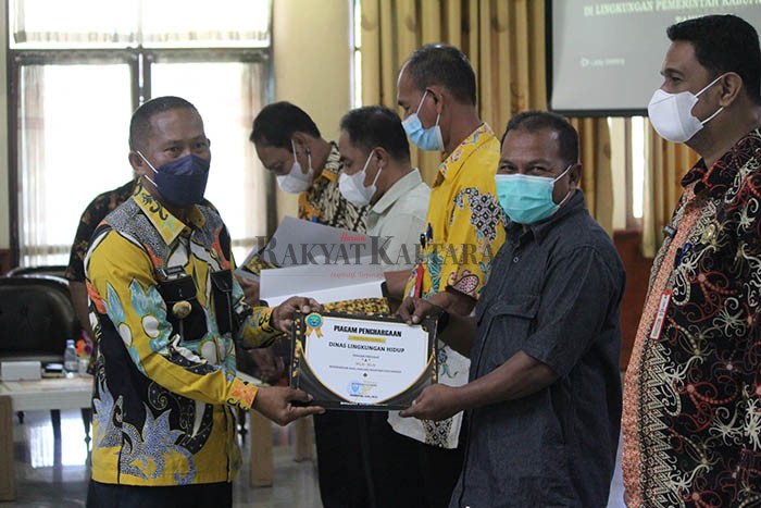 DIEVALUASI: Bupati Bulungan Syarwani (kiri) akan lakukan evaluasi terhadap SAKIP, meskipun telah meraih predikat baik.