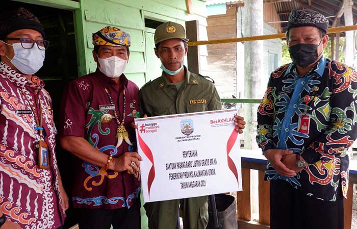 LISTRIK GRATIS: Penyerahan bantuan sambungan listrik gratis oleh Gubernur Kaltara Drs H Zainal Arifin Paliwang SH M.Hum (dua dari kiri) kepada warga Desa Binai, Jumat lalu (3/12).
