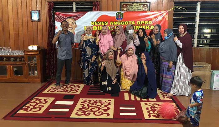 SERAP ASPIRASI WARGA: Anggota DPRD Nunukan Adama (paling kiri) bersama masyarakat di Pasar Baru, Sabtu lalu (4/12).