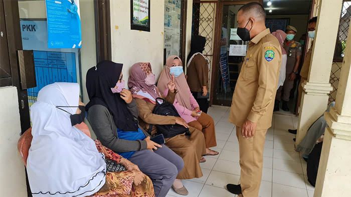 BULUNGAN TURUN LEVEL PPKM: Bupati Bulugan Syarwani (kanan) berbincang dengan masyarakat yang akan melaksanakan vaksinasi, beberapa waktu lalu.