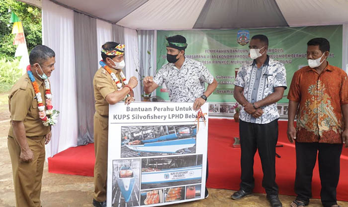 PROGRAM PERHUTANAN: Kelompok tani menerima bantuan yang diserahkan Gubernur Kaltara Drs H Zainal Arifin Paliwang SH M.Hum (dua dari kiri) saat berada di Desa Rian, Kecamatan Muruk Rian, KTT, Senin lalu (6/12).