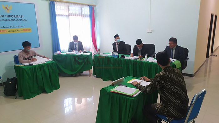 PERSIDANGAN: Komisi Informasi Publik Kaltara melakukan sidang sengketa informasi dengan pemohon pihak Jatam dan termohon dari Polda Kaltara, kemarin (8/12).