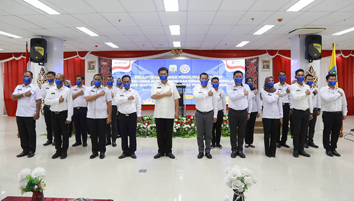 PELANTIKAN: Kepengurusan DPP IKAPTK Kaltara periode 2020-2025 yang dilantik dihadiri Wagub Kaltara Dr Yansen TP M.Si, pada Rabu lalu (8/12).