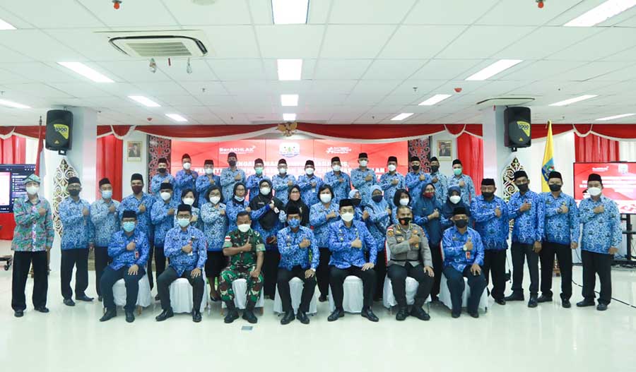 PESAN BAGI ASN: Gubernur Kaltara Drs H Zainal Arifin Paliwang SH M.Hum mengingatkan agar para ASN dapat menjaga perilaku dan melayani masyarakat dengan baik. Usai pelantikan, gubernur lakukan sesi foto bersama, Jumat (10/12).