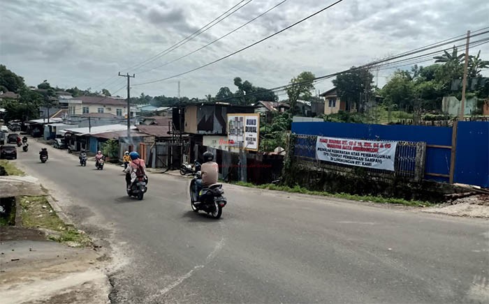 PENOLAKAN TPS3R: Spanduk menolak pembangunan TPS3R terpasang tidak jauh dari lokasi pembangunan. Namun, Satpol PP Tarakan telah melepasnya.