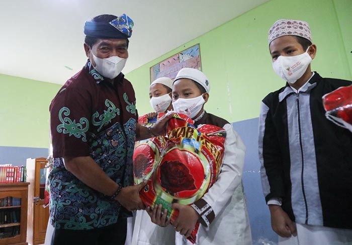 SALURKAN BANTUAN: Gubernur Kaltara Drs H Zainal Arifin Paliwang SH M.Hum menyerahkan bantuan di LKSA Abqariyyin Hisaan, kemarin (16/12).