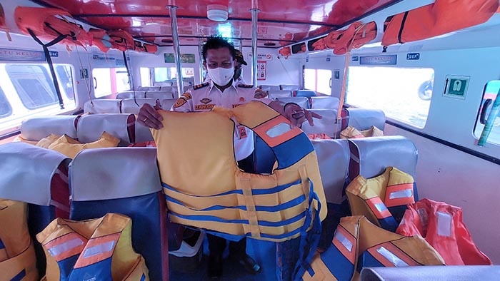 RAMP CHECK: Ada 30 life jacket disita dari speedboat reguler karena tidak layak digunakan.