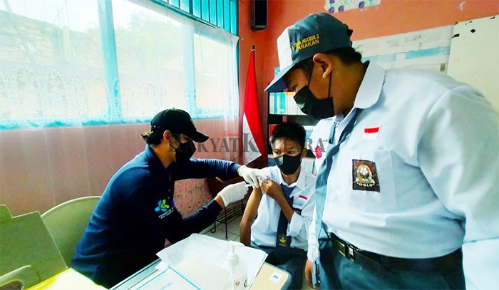 SASAR ANAK USIA 6-11 TAHUN: Vaksinasi pelajar yang dilaksanakan Lantamal XIII/Tarakan di SMAN 2 Tarakan, 11 Oktober lalu.