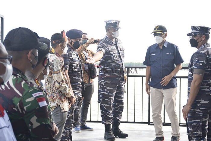 PERSOALAN PERBATASAN: Duta Besar LBBP RI Hermono (dua dari kanan) saat berkunjung ke Pulau Sebatik, Sabtu lalu (18/12).