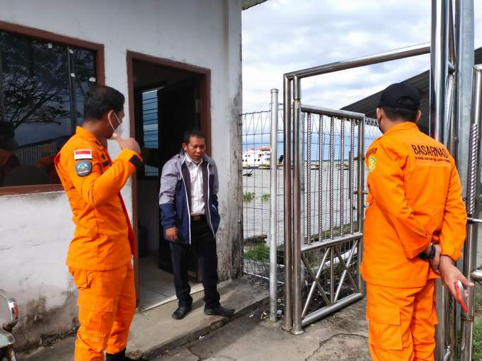 SIAGA: Personel Kantor Pencarian dan Pertolongan Tarakan memantau siaga Natal dan tahun baru, Senin (20/12).