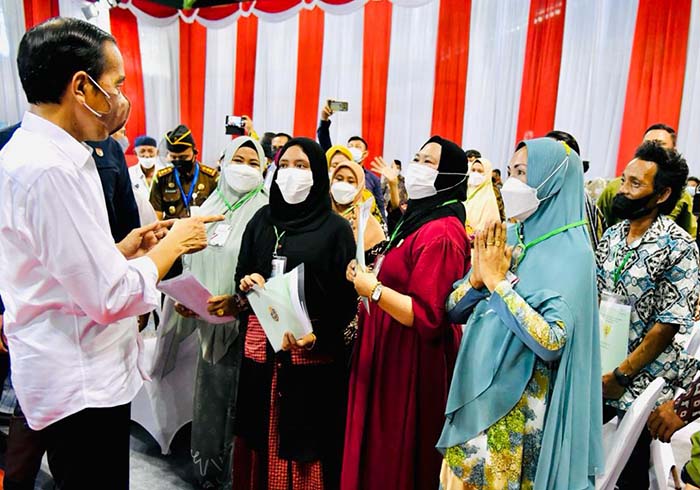 BAGIKAN SERTIFIKAT: Presiden RI Joko Widodo jumpai perwakilan pemegang sertifikat tambak di Gedung Tenis Indoor Telaga Keramat Tarakan, Selasa (21/12).