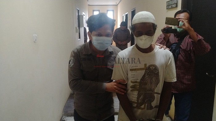 PERBUATAN BEJAT: Tersangka SM (tengah) yang juga ayah kandung korban saat digelandang ke ruang tahanan Mako Polres Tarakan, Kamis (23/12).