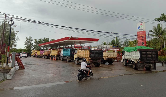 ANTREAN MENGULAR: Sejumlah kendaraan roda empat yang antre untuk mengisi BBM di SPBU Sengkawit Tanjung Selor, kemarin (4/1).