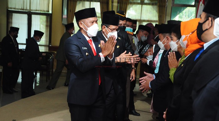 BERI UCAPAN: Bupati Bulungan Syarwani (kiri) memberikan ucapan selamat kepada pejabat eselon IIB usai dilantik, di Gedung Serbaguna Kantor Bupati Bulungan, Rabu (5/1).