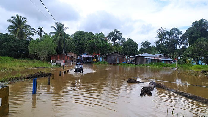 BANJIR KIRIMAN: Wilayah Buluh Perindu yang terkena dampak luapan air Sungai Kayan, merendam fasilitas umum, Minggu pagi (9/1).