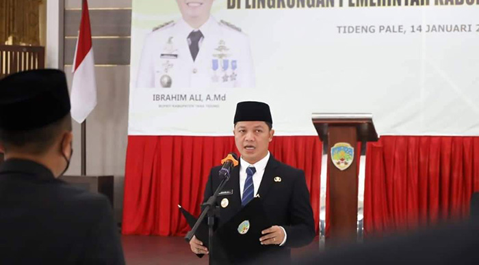 DILANTIK: Sebanyak 22 orang diambil sumpah janji saat pelantikan yang dilaksanakan Bupati KTT Ibrahim Ali, kemarin (14/1).