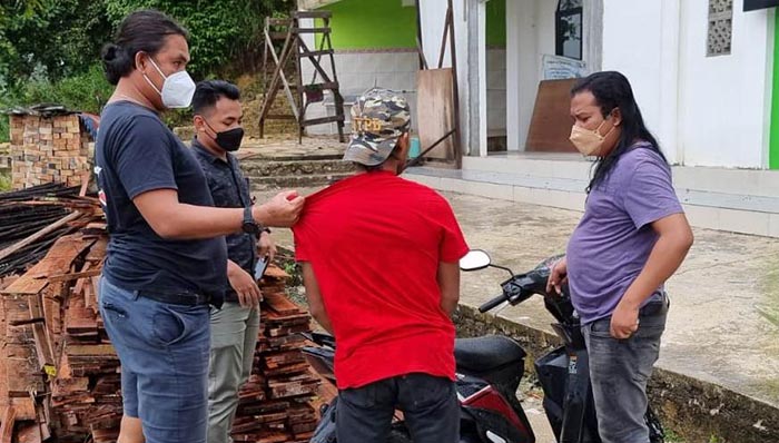 KASUS CURANMOR: Unit Jatanras Satreskrim Polres Tarakan mengamankan tersangka FH (baju merah) saat makan di warung, Kamis lalu (13/1).