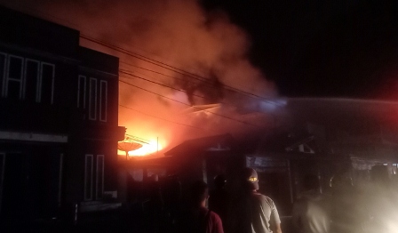 PADAMKAN API: Kebakaran yang terjadi di Jalan Sengkawit Tanjung Selor, nyaris menghanguskan satu unit rumah, Sabtu dinihari (15/1).