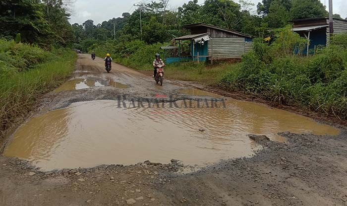 MEMPRIHATINKAN: Ruas jalan di KTT yang tergenang air agar dilakukan perbaikan sehingga tidak menghambat pengendara yang melintas.